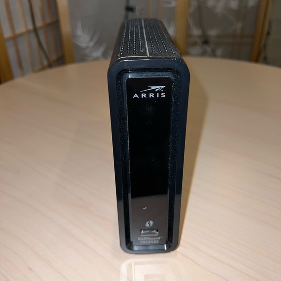 Motorola ARRIS SURFboard Cable Modem & Wi-Fi 2.4GHz + 5GHz Dual Band Router - Picture 12 of 15